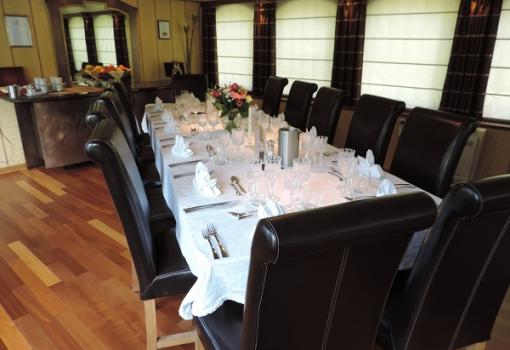 La elegante mesa del comedor de la Barcaza "Panache"